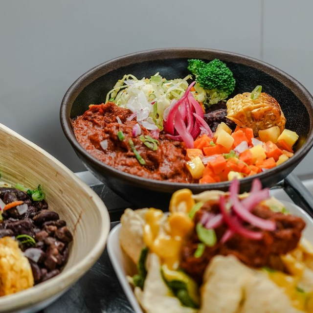 Entrée de Nachos et Takkito Bowl Chili vegan en plat 